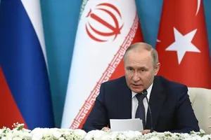 Tổng thống Nga Vladimir Putin phát biểu trong cuộc họp báo chung sau hội nghị thượng đỉnh ba bên với Tổng thống Iran và Thổ Nhĩ Kỳ tại Tehran, ngày 19-7.