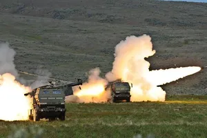 Lực lượng Ukraine bắn hai quả pháo từ hệ thống pháo phản lực cơ động cao M142 (HIMARS) do Mỹ cung cấp.
