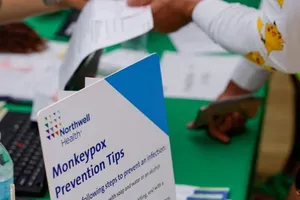 Người dân đến tiêm vaccine phòng bệnh đậu mùa khỉ tại Trung tâm sức khỏe Northwell Health ở bang New York, Mỹ, vào ngày 15-7.