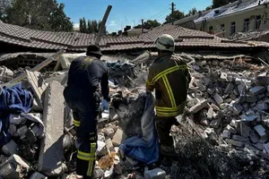 Lực lượng cứu hộ dọn dẹp các mảnh vỡ của một khách sạn bị phá hủy sau cuộc tấn công của quân đội Nga tại TP Bakhmut, tỉnh Donetsk, Ukraine, ngày 27-7.