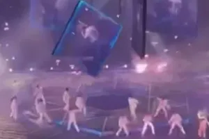 Một màn hình TV khổng lồ bất ngờ rớt xuống đè trúng những nghệ sĩ đang trình diễn trên sân khấu ở Hong Kong, ngày 28-7.