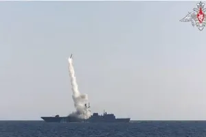Hải quân Nga bắn tên lửa Zircon từ tàu khu trục Đô đốc Gorshkov trong một cuộc tập trận ở biển Barents, năm 2021. 