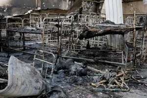 Khung cảnh tan hoang bên trong một tòa nhà sau các cuộc pháo kích của Nga ở Ukraine.