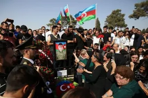Người dân Azerbaijan tham dự tang lễ của một binh sĩ thiệt mạng trong các cuộc đụng độ biên giới gần đây giữa Azerbaijan và Armenia, ngày 14-9.