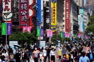 Người dân tập trung đông đúc tại Nam Kinh, khu mua sắm chính ở TP Thượng Hải, Trung Quốc, ngày 5-5-2021.