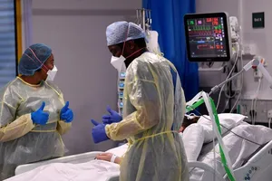 Nhân viên y tế đang điều trị cho một bệnh nhân nhiễm COVID-19 ở nước Anh, ngày 20-1-2021.