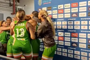 Vụ ẩu đả xảy ra giữa hai nữ tuyển thủ đội tuyển bóng rổ quốc gia Mali - Salimatou Kourouma và Kamite Elisabeth.