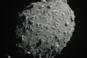 Hình ảnh tiểu hành tinh Dimorphos được nhìn thấy khi tàu vũ trụ DART bay về phía nó vào ngày 26-9.