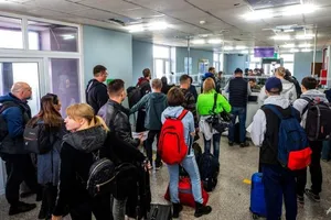 Người dân Nga chờ đợi tại trạm kiểm soát biên giới Altanbulag ở Mông Cổ vào ngày 25-9.