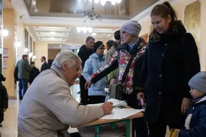 Người dân ở Luhansk đi bỏ phiếu cuộc trưng cầu dân ý sáp nhập vào Nga.