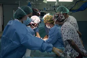 Các bác sĩ đang tiến hành ca ghép ruột đa tạng cho Emma ở bệnh viện Lapaz tại TP Madrid, Tây Ban Nha, ngày 11-10.