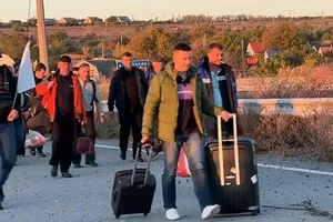 Các thủy thủ Nga trở về nhà sau cuộc trao đổi tù nhân giữa Moscow và Kiev vào ngày 17-10.