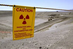 Biển cảnh báo khu vực nhiễm phóng xạ hạt nhân tại Mỹ.