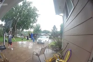 Đoạn video ghi lại cảnh anh chàng shipper thực hiện thành công cú ném bóng rổ chỉ bằng một tay khiến đám trẻ phấn khích.