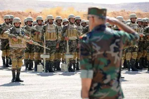 Binh sĩ Syria tham gia buổi hướng dẫn với huấn luyện viên quân sự Nga vào ngày 24-9-2019 tại một căn cứ quân sự ở làng Yafour, cách thủ đô Damascus 30 km về phía tây.