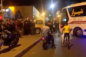 Đội ứng phó khẩn cấp có mặt tại đền Shah Cheragh ở TP Shiraz, miền nam Iran, sau khi vụ tấn công khủng bố xảy ra khiến hơn 50 người thương vong.