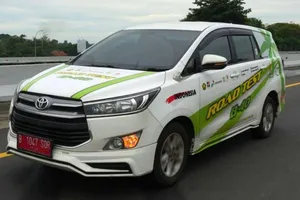 Chiếc xe ô tô nhỏ hiệu Innova Toyota chạy trên đường trong cuộc thử nghiệm sử dụng nhiên liệu bằng dầu cọ ở Indonesia.