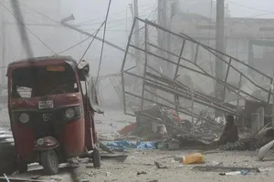 Khung cảnh tan hoang sau vụ đánh bom trước trụ sở Bộ giáo dục Somalia ở thủ đô Mogadishu vào chiều 29-10.