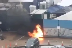 Ngọn lửa lớn bùng phát sau khi một người đàn ông ném 3 quả bom xăng vào trụ sở quản lý người nhập cư ở Anh hôm 30-10.