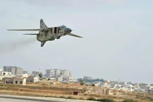 Một chiếc máy bay chiến đấu MIG-23 của không quân Syria hạ cánh xuống căn cứ không quân Hama gần TP Hama, tỉnh Hama, Syria.