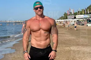 Anh chàng quay phim cơ bắp người Nga thu hút sự chú ý từ Tổng thống Mỹ Joe Biden.