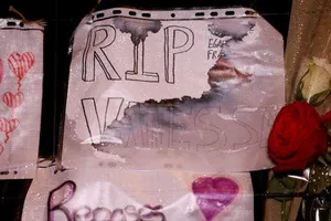 Những mảnh giấy ghi lời chia buồn được đặt trước ngôi trường mà bé gái 14 tuổi bị hãm hiếp và sát hại theo học ở thị trấn Tonneins, Pháp, ngày 21-11.