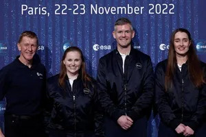 Các thành viên của lớp phi hành gia mới của ESA chụp ảnh cùng phi hành gia Tim Peake (trái) tại thủ đô Paris, Pháp, ngày 23-11.