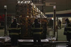 Tên lửa chống tăng Javelin và các thiết bị quân sự khác do phương Tây viện trợ cho Ukraine đáp xuống sân bay Borispol gần thủ đô Kiev.