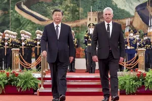 Chủ tịch Trung Quốc Tập Cận Bình (trái) và Chủ tịch Cuba Miguel Diaz-Canel trước cuộc hội đàm tại Bắc Kinh ngày 25-11.