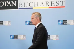 Tổng thư ký NATO Jens Stoltenberg nói chuyện với các nhà báo trước cuộc họp ngoại trưởng các nước NATO vào ngày 29-11 ở Bucharest (Romania).