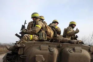 Quân lính Ukraine lái xe về vị trí tiền tuyến ở miền đông Ukraine vào ngày 24-11.