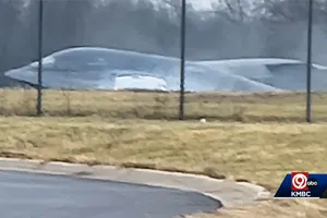 Hình ảnh khói bốc lên từ chiếc máy bay ném bom tàng hình B-2 Spirit của Không quân Mỹ.