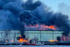 Một đám cháy lớn đã bùng lên tại nhà kho chứa chứng cứ của Sở Cảnh sát TP New York.