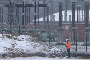 Một công nhân đứng bên ngoài một trạm biến áp điện vào tháng 11 ở ngoại ô thủ đô Berlin.