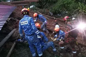 Lực lượng cứu hỏa và cứu hộ Malaysia tìm kiếm những nạn nhân mất tích sau vụ lở đất ở bang Selangor vào sáng sớm ngày 16-12.