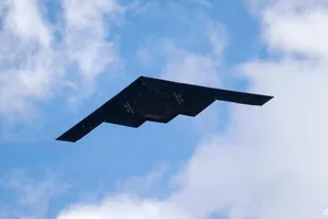 Một chiếc máy bay ném bom tàng hình B-2 xuất phát từ Căn cứ Không quân Whiteman vào ngày 8-5-2020.