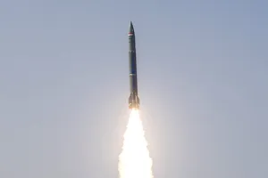 Tên lửa đạn đạo chiến thuật Pralay trong một vụ thử ở Ấn Độ.