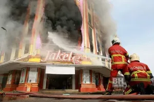 Một vụ cháy lớn đã xảy ra tại cửa hàng may mặc lớn ở Malaysia ngày 1-1.