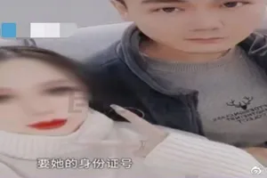 Guo chụp hình cùng bạn gái cũ của anh.