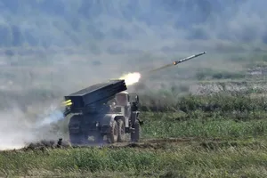 Hệ thống pháo phản lực bắn loạt Tornado-G tại trường bắn Alabino bên ngoài thủ đô Moscow.