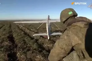 Cách thức hoạt động của máy bay trinh thám không người lái Orlan-10 của quân đội Nga tại Ukraine.