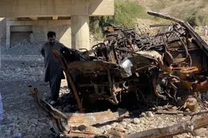Chiếc xe buýt chỉ còn lại một đống đổ nát sau khi rơi khỏi cây cầu ở tỉnh Balochistan, Pakistan, ngày 29-1.