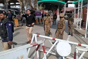 Cảnh sát và quân đội dọn đường cho xe cứu thương đi vào khu vực xảy ra vụ nổ tại một nhà thờ Hồi giáo ở TP Peshawar, Pakistan. 