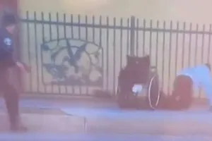 Đoạn video quay lại cảnh Lowe tìm cách chạy thoát khỏi cảnh sát bằng tay và 2 chân bị cụt tới đầu gối.