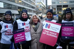 Các y tá Anh đình công do tranh chấp với chính phủ về vấn đề lương bổng.