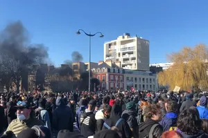 VIDEO: Biểu tình phản đối tăng tuổi nghỉ hưu biến thành bạo lực rực lửa ở Pháp