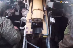 Binh sĩ Nga tấn công các mục tiêu Ukraine bằng pháo cối tự hành 2S9 Nona-S.