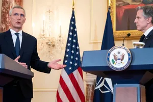 Tổng thư ký NATO Jens Stoltenberg và Ngoại trưởng Mỹ Antony Blinken trong cuộc họp báo chung vào ngày 8-2 tại thủ đô Washington D.C.
