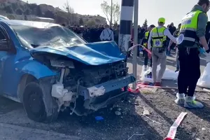 Quang cảnh hỗn loạn sau khi một người đàn ông Palestine lái xe ô tô tông vào trạm xe buýt ở ngoại ô Jerusalem.