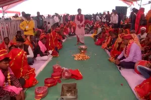 1.008 cặp đôi cùng đám cưới tập thể tại TP Varanasi, phía bắc Ấn Độ, vào ngày 12-2.